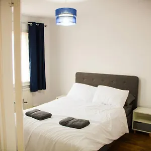 House In Near Windsor & Heathrow Holiday home Colnbrook